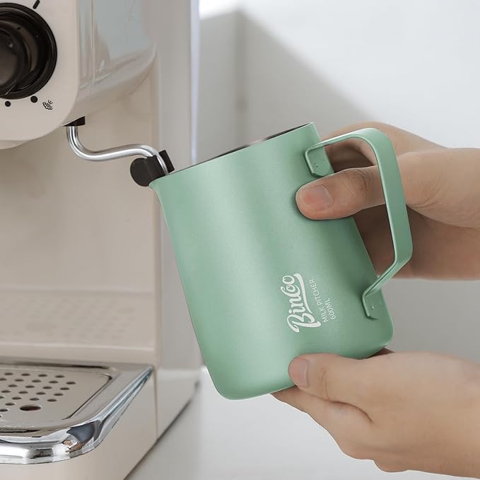 Milk Frothing Pitcher - 600ml/20oz Milk Frother Cup Espresso Steaming Pitcher for Barista, Bincoo SUS304 Stainless Steel Espresso Steaming Pitchers for Latte Art/Cappuccino/Coffee/Milk (Green-600ml)
